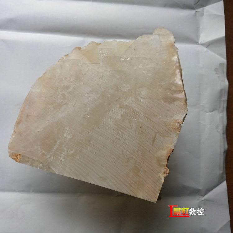泰州晨虹CHSX5630-XW型數(shù)控金剛石線切割機(jī)切割冰洲石1小時(shí)切完效果
